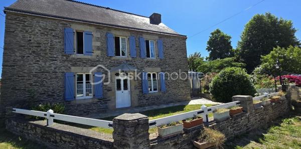 "VISITE VIRTUELLE DISPONIBLE SUR DEMANDE"

Charmante maison en pierre avec véranda, pompe à chaleur et magnifique jardin arboré a quelques minutes du super u de Josselin 

Laissez-vous séduire par cette très belle maison en pierre alliant le charme de l'ancien et le confort moderne, située dans un environnement agréable et verdoyant.

Vous découvrirez dès l'entrée une vaste pièce de vie lumineuse de 56 m² comprenant un séjour-salon convivial et une cuisine aménagée et équipée ouverte. Cet espace chaleureux s'ouvre sur une belle véranda, véritable pièce de vie supplémentaire permettant de profiter du jardin tout au long de l'année.

La maison offre une vie de plain-pied grâce à une chambre située au rez-de-chaussée avec sa salle d'eau privative. Vous bénéficierez également d'un WC indépendant ainsi que d'une grande buanderie très pratique au quotidien.

À l'étage, un palier dessert deux belles chambres de 14,5 m² et 18 m², une grande salle de bains ainsi qu'un second WC indépendant.

Un grenier aménageable complète l'ensemble et offre un beau potentiel d'agrandissement selon vos envies : chambres supplémentaires, bureau, salle de jeux ou espace détente.

Côté confort, cette propriété est équipée d'une pompe à chaleur ainsi que d'un ballon d'eau chaude thermodynamique, garantissant performance énergétique et économies au quotidien.

Vous profiterez également d'un vaste garage de 50 m² offrant de multiples possibilités de rangement, de stationnement ou d'atelier.

À l'extérieur, le charme opère immédiatement grâce à un magnifique terrain arboré agrémenté d'arbres fruitiers et d'un puits, idéal pour l'entretien du jardin.

Les atouts de cette propriété :

Maison en pierre pleine de caractère
Belle véranda lumineuse
Grande pièce de vie de 56 m²
Vie de plain-pied
Pompe à chaleur
Ballon d'eau chaude thermodynamique
Grenier aménageable
Garage de 50 m²
Puits
Magnifique terrain arboré avec arbres fruitiers

Une propriété chaleureuse et parfaitement entretenue, idéale pour les amoureux de la pierre à la recherche d'espace, de confort et d'un cadre de vie privilégié.
