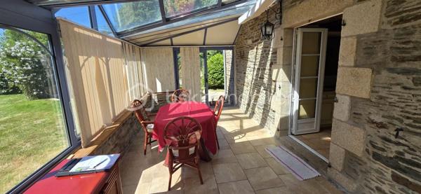 "VISITE VIRTUELLE DISPONIBLE SUR DEMANDE"

Charmante maison en pierre avec véranda, pompe à chaleur et magnifique jardin arboré a quelques minutes du super u de Josselin 

Laissez-vous séduire par cette très belle maison en pierre alliant le charme de l'ancien et le confort moderne, située dans un environnement agréable et verdoyant.

Vous découvrirez dès l'entrée une vaste pièce de vie lumineuse de 56 m² comprenant un séjour-salon convivial et une cuisine aménagée et équipée ouverte. Cet espace chaleureux s'ouvre sur une belle véranda, véritable pièce de vie supplémentaire permettant de profiter du jardin tout au long de l'année.

La maison offre une vie de plain-pied grâce à une chambre située au rez-de-chaussée avec sa salle d'eau privative. Vous bénéficierez également d'un WC indépendant ainsi que d'une grande buanderie très pratique au quotidien.

À l'étage, un palier dessert deux belles chambres de 14,5 m² et 18 m², une grande salle de bains ainsi qu'un second WC indépendant.

Un grenier aménageable complète l'ensemble et offre un beau potentiel d'agrandissement selon vos envies : chambres supplémentaires, bureau, salle de jeux ou espace détente.

Côté confort, cette propriété est équipée d'une pompe à chaleur ainsi que d'un ballon d'eau chaude thermodynamique, garantissant performance énergétique et économies au quotidien.

Vous profiterez également d'un vaste garage de 50 m² offrant de multiples possibilités de rangement, de stationnement ou d'atelier.

À l'extérieur, le charme opère immédiatement grâce à un magnifique terrain arboré agrémenté d'arbres fruitiers et d'un puits, idéal pour l'entretien du jardin.

Les atouts de cette propriété :

Maison en pierre pleine de caractère
Belle véranda lumineuse
Grande pièce de vie de 56 m²
Vie de plain-pied
Pompe à chaleur
Ballon d'eau chaude thermodynamique
Grenier aménageable
Garage de 50 m²
Puits
Magnifique terrain arboré avec arbres fruitiers

Une propriété chaleureuse et parfaitement entretenue, idéale pour les amoureux de la pierre à la recherche d'espace, de confort et d'un cadre de vie privilégié.
