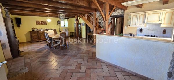"VISITE VIRTUELLE DISPONIBLE SUR DEMANDE"

Charmante maison en pierre avec véranda, pompe à chaleur et magnifique jardin arboré a quelques minutes du super u de Josselin 

Laissez-vous séduire par cette très belle maison en pierre alliant le charme de l'ancien et le confort moderne, située dans un environnement agréable et verdoyant.

Vous découvrirez dès l'entrée une vaste pièce de vie lumineuse de 56 m² comprenant un séjour-salon convivial et une cuisine aménagée et équipée ouverte. Cet espace chaleureux s'ouvre sur une belle véranda, véritable pièce de vie supplémentaire permettant de profiter du jardin tout au long de l'année.

La maison offre une vie de plain-pied grâce à une chambre située au rez-de-chaussée avec sa salle d'eau privative. Vous bénéficierez également d'un WC indépendant ainsi que d'une grande buanderie très pratique au quotidien.

À l'étage, un palier dessert deux belles chambres de 14,5 m² et 18 m², une grande salle de bains ainsi qu'un second WC indépendant.

Un grenier aménageable complète l'ensemble et offre un beau potentiel d'agrandissement selon vos envies : chambres supplémentaires, bureau, salle de jeux ou espace détente.

Côté confort, cette propriété est équipée d'une pompe à chaleur ainsi que d'un ballon d'eau chaude thermodynamique, garantissant performance énergétique et économies au quotidien.

Vous profiterez également d'un vaste garage de 50 m² offrant de multiples possibilités de rangement, de stationnement ou d'atelier.

À l'extérieur, le charme opère immédiatement grâce à un magnifique terrain arboré agrémenté d'arbres fruitiers et d'un puits, idéal pour l'entretien du jardin.

Les atouts de cette propriété :

Maison en pierre pleine de caractère
Belle véranda lumineuse
Grande pièce de vie de 56 m²
Vie de plain-pied
Pompe à chaleur
Ballon d'eau chaude thermodynamique
Grenier aménageable
Garage de 50 m²
Puits
Magnifique terrain arboré avec arbres fruitiers

Une propriété chaleureuse et parfaitement entretenue, idéale pour les amoureux de la pierre à la recherche d'espace, de confort et d'un cadre de vie privilégié.