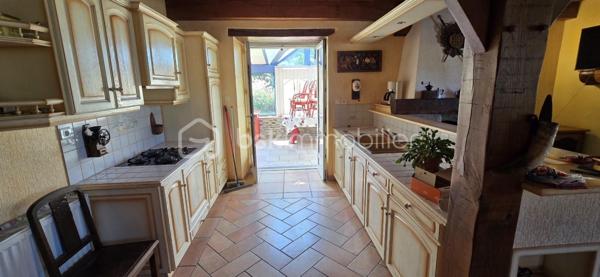 "VISITE VIRTUELLE DISPONIBLE SUR DEMANDE"

Charmante maison en pierre avec véranda, pompe à chaleur et magnifique jardin arboré a quelques minutes du super u de Josselin 

Laissez-vous séduire par cette très belle maison en pierre alliant le charme de l'ancien et le confort moderne, située dans un environnement agréable et verdoyant.

Vous découvrirez dès l'entrée une vaste pièce de vie lumineuse de 56 m² comprenant un séjour-salon convivial et une cuisine aménagée et équipée ouverte. Cet espace chaleureux s'ouvre sur une belle véranda, véritable pièce de vie supplémentaire permettant de profiter du jardin tout au long de l'année.

La maison offre une vie de plain-pied grâce à une chambre située au rez-de-chaussée avec sa salle d'eau privative. Vous bénéficierez également d'un WC indépendant ainsi que d'une grande buanderie très pratique au quotidien.

À l'étage, un palier dessert deux belles chambres de 14,5 m² et 18 m², une grande salle de bains ainsi qu'un second WC indépendant.

Un grenier aménageable complète l'ensemble et offre un beau potentiel d'agrandissement selon vos envies : chambres supplémentaires, bureau, salle de jeux ou espace détente.

Côté confort, cette propriété est équipée d'une pompe à chaleur ainsi que d'un ballon d'eau chaude thermodynamique, garantissant performance énergétique et économies au quotidien.

Vous profiterez également d'un vaste garage de 50 m² offrant de multiples possibilités de rangement, de stationnement ou d'atelier.

À l'extérieur, le charme opère immédiatement grâce à un magnifique terrain arboré agrémenté d'arbres fruitiers et d'un puits, idéal pour l'entretien du jardin.

Les atouts de cette propriété :

Maison en pierre pleine de caractère
Belle véranda lumineuse
Grande pièce de vie de 56 m²
Vie de plain-pied
Pompe à chaleur
Ballon d'eau chaude thermodynamique
Grenier aménageable
Garage de 50 m²
Puits
Magnifique terrain arboré avec arbres fruitiers

Une propriété chaleureuse et parfaitement entretenue, idéale pour les amoureux de la pierre à la recherche d'espace, de confort et d'un cadre de vie privilégié.