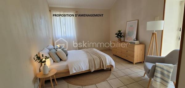 "VISITE VIRTUELLE DISPONIBLE SUR DEMANDE"

Charmante maison en pierre avec véranda, pompe à chaleur et magnifique jardin arboré a quelques minutes du super u de Josselin 

Laissez-vous séduire par cette très belle maison en pierre alliant le charme de l'ancien et le confort moderne, située dans un environnement agréable et verdoyant.

Vous découvrirez dès l'entrée une vaste pièce de vie lumineuse de 56 m² comprenant un séjour-salon convivial et une cuisine aménagée et équipée ouverte. Cet espace chaleureux s'ouvre sur une belle véranda, véritable pièce de vie supplémentaire permettant de profiter du jardin tout au long de l'année.

La maison offre une vie de plain-pied grâce à une chambre située au rez-de-chaussée avec sa salle d'eau privative. Vous bénéficierez également d'un WC indépendant ainsi que d'une grande buanderie très pratique au quotidien.

À l'étage, un palier dessert deux belles chambres de 14,5 m² et 18 m², une grande salle de bains ainsi qu'un second WC indépendant.

Un grenier aménageable complète l'ensemble et offre un beau potentiel d'agrandissement selon vos envies : chambres supplémentaires, bureau, salle de jeux ou espace détente.

Côté confort, cette propriété est équipée d'une pompe à chaleur ainsi que d'un ballon d'eau chaude thermodynamique, garantissant performance énergétique et économies au quotidien.

Vous profiterez également d'un vaste garage de 50 m² offrant de multiples possibilités de rangement, de stationnement ou d'atelier.

À l'extérieur, le charme opère immédiatement grâce à un magnifique terrain arboré agrémenté d'arbres fruitiers et d'un puits, idéal pour l'entretien du jardin.

Les atouts de cette propriété :

Maison en pierre pleine de caractère
Belle véranda lumineuse
Grande pièce de vie de 56 m²
Vie de plain-pied
Pompe à chaleur
Ballon d'eau chaude thermodynamique
Grenier aménageable
Garage de 50 m²
Puits
Magnifique terrain arboré avec arbres fruitiers

Une propriété chaleureuse et parfaitement entretenue, idéale pour les amoureux de la pierre à la recherche d'espace, de confort et d'un cadre de vie privilégié.