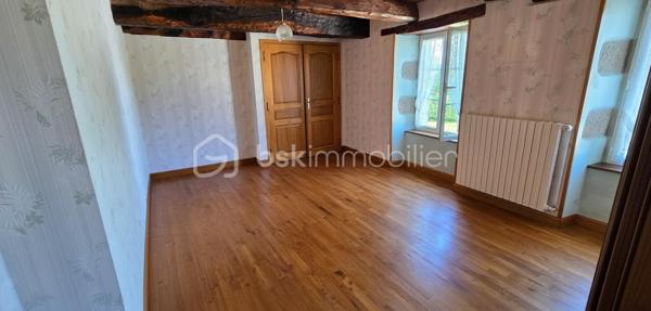 "VISITE VIRTUELLE DISPONIBLE SUR DEMANDE"

Charmante maison en pierre avec véranda, pompe à chaleur et magnifique jardin arboré a quelques minutes du super u de Josselin 

Laissez-vous séduire par cette très belle maison en pierre alliant le charme de l'ancien et le confort moderne, située dans un environnement agréable et verdoyant.

Vous découvrirez dès l'entrée une vaste pièce de vie lumineuse de 56 m² comprenant un séjour-salon convivial et une cuisine aménagée et équipée ouverte. Cet espace chaleureux s'ouvre sur une belle véranda, véritable pièce de vie supplémentaire permettant de profiter du jardin tout au long de l'année.

La maison offre une vie de plain-pied grâce à une chambre située au rez-de-chaussée avec sa salle d'eau privative. Vous bénéficierez également d'un WC indépendant ainsi que d'une grande buanderie très pratique au quotidien.

À l'étage, un palier dessert deux belles chambres de 14,5 m² et 18 m², une grande salle de bains ainsi qu'un second WC indépendant.

Un grenier aménageable complète l'ensemble et offre un beau potentiel d'agrandissement selon vos envies : chambres supplémentaires, bureau, salle de jeux ou espace détente.

Côté confort, cette propriété est équipée d'une pompe à chaleur ainsi que d'un ballon d'eau chaude thermodynamique, garantissant performance énergétique et économies au quotidien.

Vous profiterez également d'un vaste garage de 50 m² offrant de multiples possibilités de rangement, de stationnement ou d'atelier.

À l'extérieur, le charme opère immédiatement grâce à un magnifique terrain arboré agrémenté d'arbres fruitiers et d'un puits, idéal pour l'entretien du jardin.

Les atouts de cette propriété :

Maison en pierre pleine de caractère
Belle véranda lumineuse
Grande pièce de vie de 56 m²
Vie de plain-pied
Pompe à chaleur
Ballon d'eau chaude thermodynamique
Grenier aménageable
Garage de 50 m²
Puits
Magnifique terrain arboré avec arbres fruitiers

Une propriété chaleureuse et parfaitement entretenue, idéale pour les amoureux de la pierre à la recherche d'espace, de confort et d'un cadre de vie privilégié.