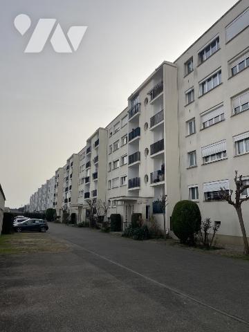 Appartement de type f4 en rez-de-chaussée surélevé 