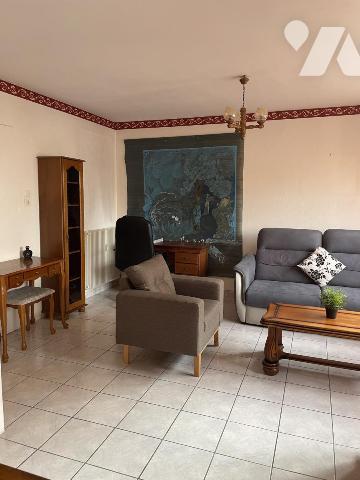 Appartement de type f4 en rez-de-chaussée surélevé 