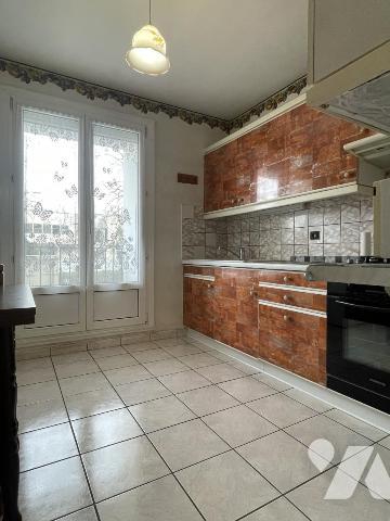 Appartement de type f4 en rez-de-chaussée surélevé 