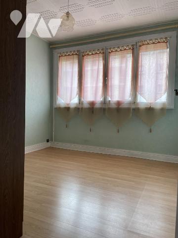 Appartement de type f4 en rez-de-chaussée surélevé 