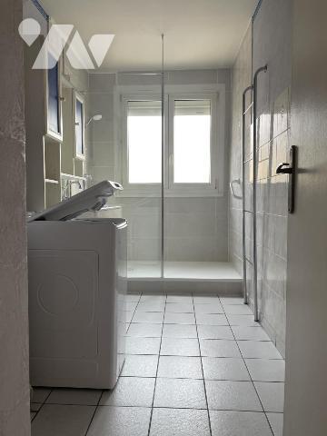 Appartement de type f4 en rez-de-chaussée surélevé 