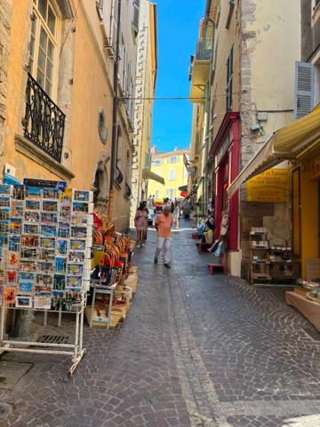 Local à Louer HYERES (83) - Centre Historique - Rue Portalet