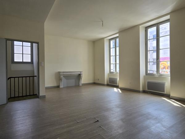 Appartement
                                                                                                                                                                                                                                                                                                                        4 pièce(s)                                                                                                                                                                                                          3 chambre(s)                                                                                                                                                                                                          111  m²