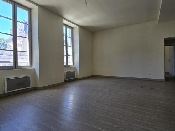 Appartement
                                                                                                                                                                                                                                                                                                                        4 pièce(s)                                                                                                                                                                                                          3 chambre(s)                                                                                                                                                                                                          111  m²
