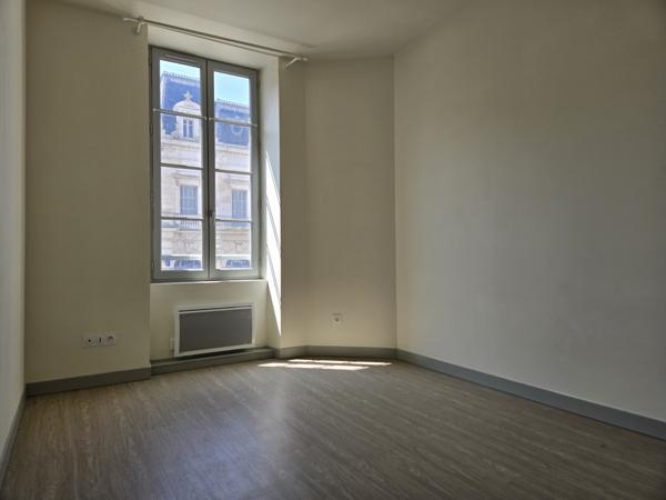 Appartement
                                                                                                                                                                                                                                                                                                                        4 pièce(s)                                                                                                                                                                                                          3 chambre(s)                                                                                                                                                                                                          111  m²