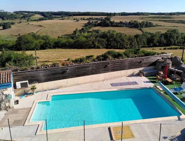 BELLE ET GRANDE DEMEURE AVEC PISCINE CHAUFFEE