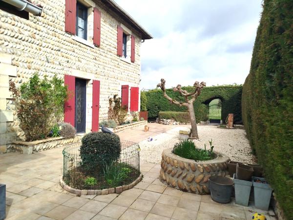 BELLE ET GRANDE DEMEURE AVEC PISCINE CHAUFFEE