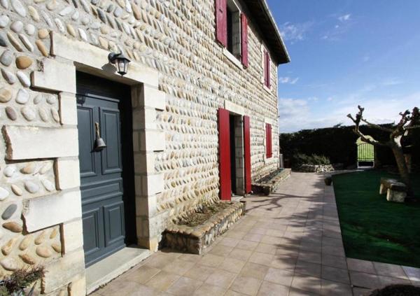 BELLE ET GRANDE DEMEURE AVEC PISCINE CHAUFFEE