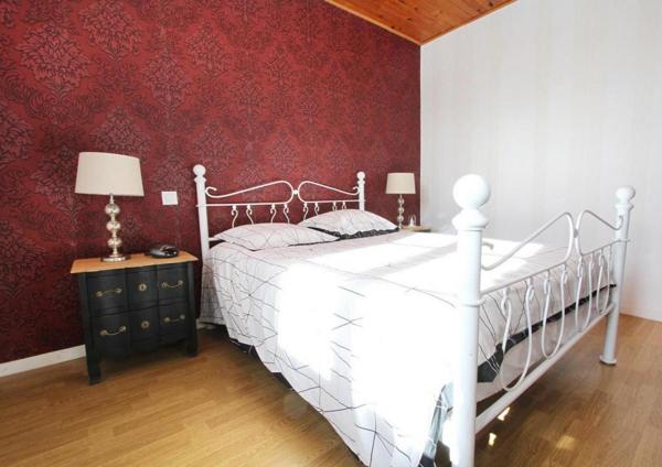 BELLE ET GRANDE DEMEURE AVEC PISCINE CHAUFFEE