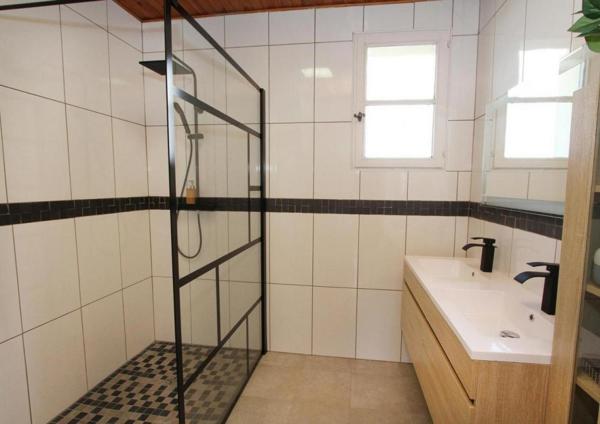 BELLE ET GRANDE DEMEURE AVEC PISCINE CHAUFFEE