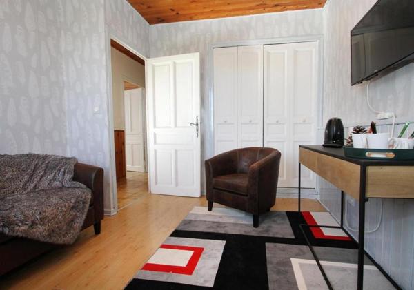 BELLE ET GRANDE DEMEURE AVEC PISCINE CHAUFFEE