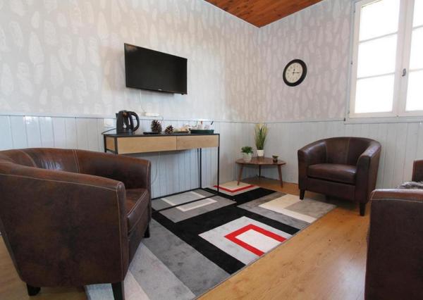 BELLE ET GRANDE DEMEURE AVEC PISCINE CHAUFFEE