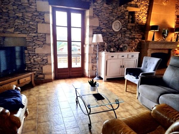 BELLE ET GRANDE DEMEURE AVEC PISCINE CHAUFFEE