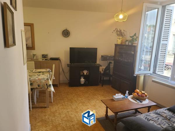 Immeuble avec appartements et commerce