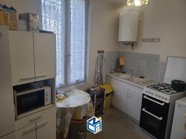 Immeuble avec appartements et commerce