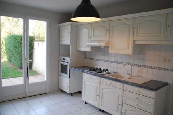 Buxerolles, maison 93 m2, 3 chambres, garage, jardin, stationnements.