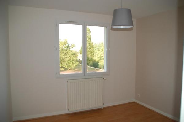 Buxerolles, maison 93 m2, 3 chambres, garage, jardin, stationnements.