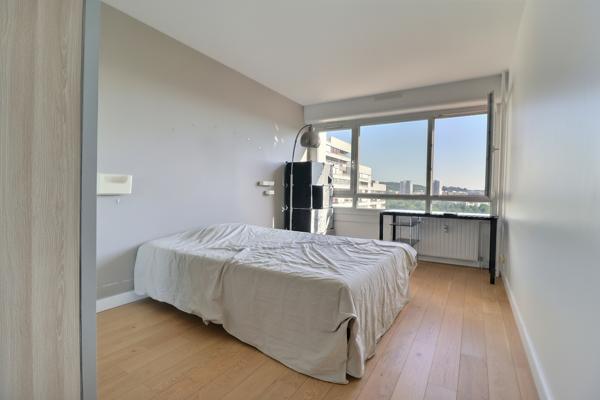 À seulement 3 minutes à pied du RER A - 84 m² lumineux avec parking, aux portes de La Défense