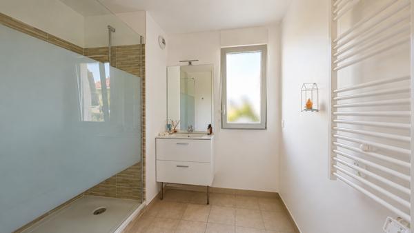 Appartement
         3 pièces
        - 66 m² 385 000 € *
