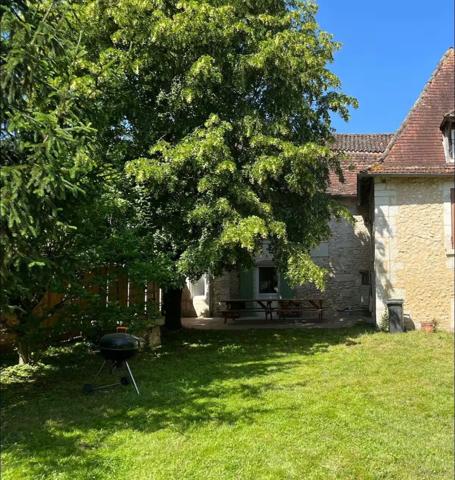 Neuvic (24190) maison bourgeoise avec jardin au calme