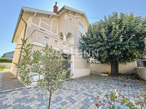 Grande Maison individuelle de 6 Pieces avec 4 chambres Garage et terrasse - 69500 BRON