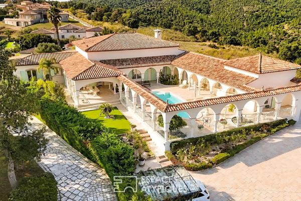 Villa esprit hacienda : volumes d’exception et vue mer panoramique