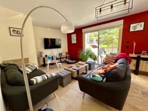 Maison de village en pierre T6 rénovée avec jardin & piscine