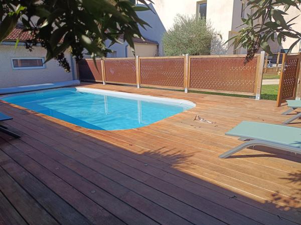 Maison de village en pierre T6 rénovée avec jardin & piscine