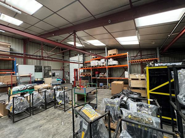 A Vendre Locaux Industriels , Laval A Vendre Locaux Industriels , Laval