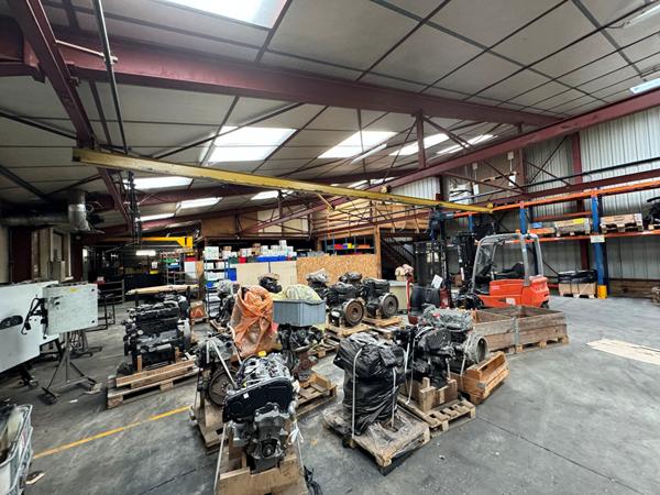 A Vendre Locaux Industriels , Laval A Vendre Locaux Industriels , Laval
