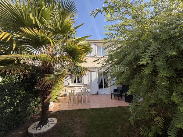 Charmant pavillon récent de 2001 de 87 m², parfaitement entretenu, sans aucun travaux à prévoir, sur un terrain de 159 m² avec garage attenant.



Au rez-de-chaussée :

Entrée ,  cuisine moderne entièrement aménagée et équipée, pièce de vie de 30m² lumineuse donnant accès à une terrasse et à un petit jardin paysager sans vis à vis exposé sud/ouest

WC avec lave-mains.

Garage attenant.



À l’étage :
Un palier avec placard

Trois chambres avec placards, dont une suite parentale avec baignoire.

Une Salle d’eau avec WC.



Équipements : visiophone connecté, alarme, store banne électrique,



Pavillon en copropriété de 11 lots donc 41,60 € de charge par mois.



À côté de toute commodité, des École et arrêt de bus dans un quartier calme pavillonnaire 





Ce pavillon allie confort moderne et fonctionnalité, idéal pour une vie familiale sereine.