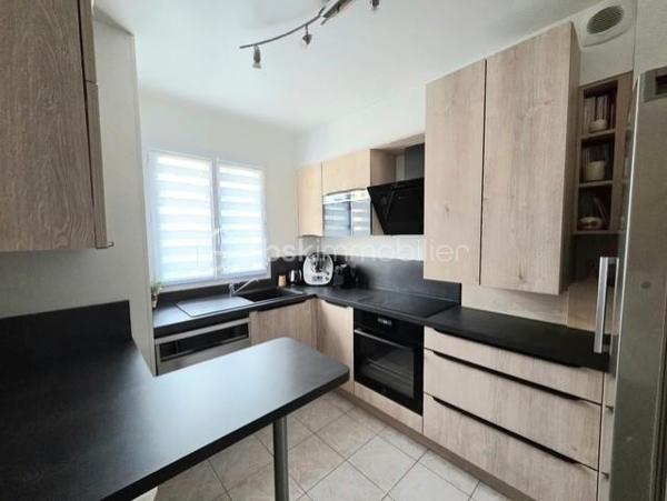 Charmant pavillon récent de 2001 de 87 m², parfaitement entretenu, sans aucun travaux à prévoir, sur un terrain de 159 m² avec garage attenant.



Au rez-de-chaussée :

Entrée ,  cuisine moderne entièrement aménagée et équipée, pièce de vie de 30m² lumineuse donnant accès à une terrasse et à un petit jardin paysager sans vis à vis exposé sud/ouest

WC avec lave-mains.

Garage attenant.



À l’étage :
Un palier avec placard

Trois chambres avec placards, dont une suite parentale avec baignoire.

Une Salle d’eau avec WC.



Équipements : visiophone connecté, alarme, store banne électrique,



Pavillon en copropriété de 11 lots donc 41,60 € de charge par mois.



À côté de toute commodité, des École et arrêt de bus dans un quartier calme pavillonnaire 





Ce pavillon allie confort moderne et fonctionnalité, idéal pour une vie familiale sereine.