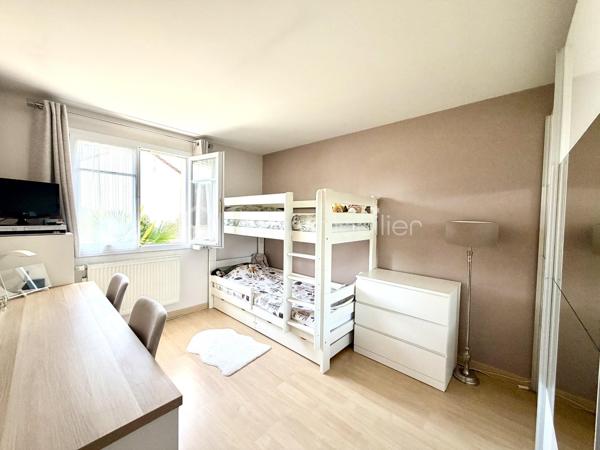 Charmant pavillon récent de 2001 de 87 m², parfaitement entretenu, sans aucun travaux à prévoir, sur un terrain de 159 m² avec garage attenant.



Au rez-de-chaussée :

Entrée ,  cuisine moderne entièrement aménagée et équipée, pièce de vie de 30m² lumineuse donnant accès à une terrasse et à un petit jardin paysager sans vis à vis exposé sud/ouest

WC avec lave-mains.

Garage attenant.



À l’étage :
Un palier avec placard

Trois chambres avec placards, dont une suite parentale avec baignoire.

Une Salle d’eau avec WC.



Équipements : visiophone connecté, alarme, store banne électrique,



Pavillon en copropriété de 11 lots donc 41,60 € de charge par mois.



À côté de toute commodité, des École et arrêt de bus dans un quartier calme pavillonnaire 





Ce pavillon allie confort moderne et fonctionnalité, idéal pour une vie familiale sereine.
