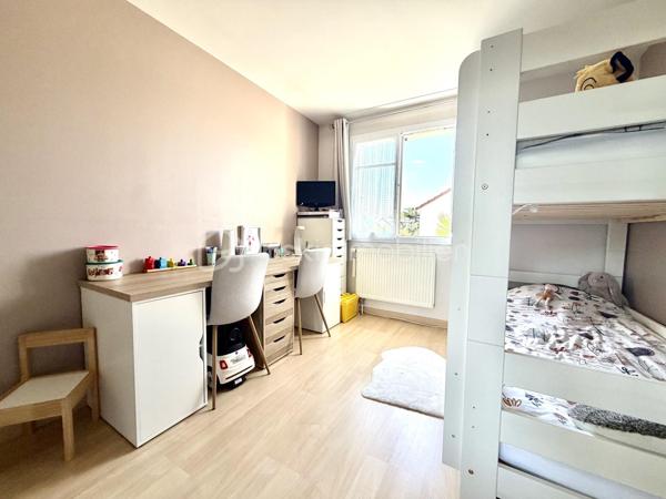 Charmant pavillon récent de 2001 de 87 m², parfaitement entretenu, sans aucun travaux à prévoir, sur un terrain de 159 m² avec garage attenant.



Au rez-de-chaussée :

Entrée ,  cuisine moderne entièrement aménagée et équipée, pièce de vie de 30m² lumineuse donnant accès à une terrasse et à un petit jardin paysager sans vis à vis exposé sud/ouest

WC avec lave-mains.

Garage attenant.



À l’étage :
Un palier avec placard

Trois chambres avec placards, dont une suite parentale avec baignoire.

Une Salle d’eau avec WC.



Équipements : visiophone connecté, alarme, store banne électrique,



Pavillon en copropriété de 11 lots donc 41,60 € de charge par mois.



À côté de toute commodité, des École et arrêt de bus dans un quartier calme pavillonnaire 





Ce pavillon allie confort moderne et fonctionnalité, idéal pour une vie familiale sereine.