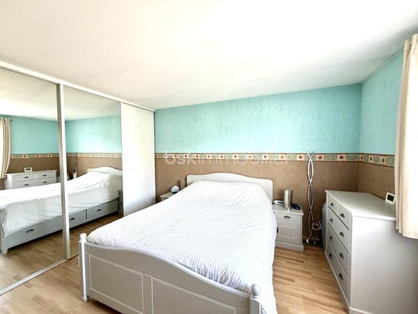 Charmant pavillon récent de 2001 de 87 m², parfaitement entretenu, sans aucun travaux à prévoir, sur un terrain de 159 m² avec garage attenant.



Au rez-de-chaussée :

Entrée ,  cuisine moderne entièrement aménagée et équipée, pièce de vie de 30m² lumineuse donnant accès à une terrasse et à un petit jardin paysager sans vis à vis exposé sud/ouest

WC avec lave-mains.

Garage attenant.



À l’étage :
Un palier avec placard

Trois chambres avec placards, dont une suite parentale avec baignoire.

Une Salle d’eau avec WC.



Équipements : visiophone connecté, alarme, store banne électrique,



Pavillon en copropriété de 11 lots donc 41,60 € de charge par mois.



À côté de toute commodité, des École et arrêt de bus dans un quartier calme pavillonnaire 





Ce pavillon allie confort moderne et fonctionnalité, idéal pour une vie familiale sereine.