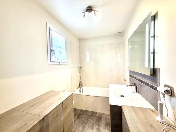 Charmant pavillon récent de 2001 de 87 m², parfaitement entretenu, sans aucun travaux à prévoir, sur un terrain de 159 m² avec garage attenant.



Au rez-de-chaussée :

Entrée ,  cuisine moderne entièrement aménagée et équipée, pièce de vie de 30m² lumineuse donnant accès à une terrasse et à un petit jardin paysager sans vis à vis exposé sud/ouest

WC avec lave-mains.

Garage attenant.



À l’étage :
Un palier avec placard

Trois chambres avec placards, dont une suite parentale avec baignoire.

Une Salle d’eau avec WC.



Équipements : visiophone connecté, alarme, store banne électrique,



Pavillon en copropriété de 11 lots donc 41,60 € de charge par mois.



À côté de toute commodité, des École et arrêt de bus dans un quartier calme pavillonnaire 





Ce pavillon allie confort moderne et fonctionnalité, idéal pour une vie familiale sereine.