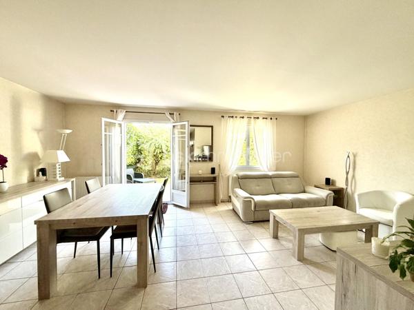 Charmant pavillon récent de 2001 de 87 m², parfaitement entretenu, sans aucun travaux à prévoir, sur un terrain de 159 m² avec garage attenant.



Au rez-de-chaussée :

Entrée ,  cuisine moderne entièrement aménagée et équipée, pièce de vie de 30m² lumineuse donnant accès à une terrasse et à un petit jardin paysager sans vis à vis exposé sud/ouest

WC avec lave-mains.

Garage attenant.



À l’étage :
Un palier avec placard

Trois chambres avec placards, dont une suite parentale avec baignoire.

Une Salle d’eau avec WC.



Équipements : visiophone connecté, alarme, store banne électrique,



Pavillon en copropriété de 11 lots donc 41,60 € de charge par mois.



À côté de toute commodité, des École et arrêt de bus dans un quartier calme pavillonnaire 





Ce pavillon allie confort moderne et fonctionnalité, idéal pour une vie familiale sereine.