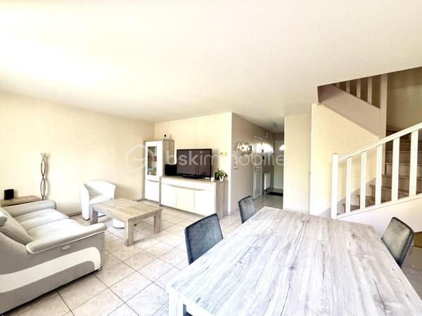 Charmant pavillon récent de 2001 de 87 m², parfaitement entretenu, sans aucun travaux à prévoir, sur un terrain de 159 m² avec garage attenant.



Au rez-de-chaussée :

Entrée ,  cuisine moderne entièrement aménagée et équipée, pièce de vie de 30m² lumineuse donnant accès à une terrasse et à un petit jardin paysager sans vis à vis exposé sud/ouest

WC avec lave-mains.

Garage attenant.



À l’étage :
Un palier avec placard

Trois chambres avec placards, dont une suite parentale avec baignoire.

Une Salle d’eau avec WC.



Équipements : visiophone connecté, alarme, store banne électrique,



Pavillon en copropriété de 11 lots donc 41,60 € de charge par mois.



À côté de toute commodité, des École et arrêt de bus dans un quartier calme pavillonnaire 





Ce pavillon allie confort moderne et fonctionnalité, idéal pour une vie familiale sereine.