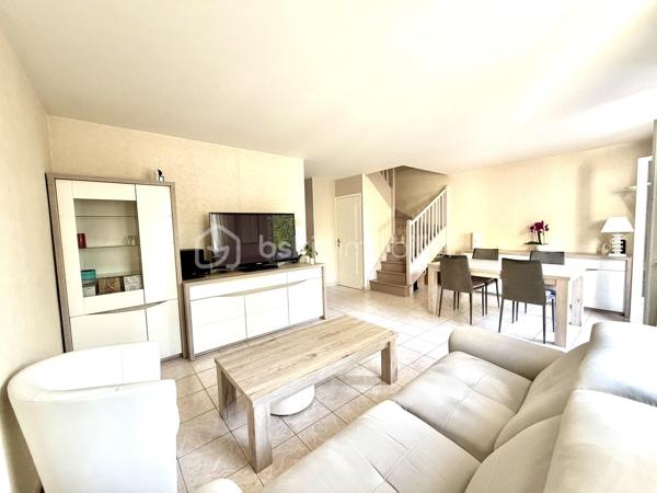 Charmant pavillon récent de 2001 de 87 m², parfaitement entretenu, sans aucun travaux à prévoir, sur un terrain de 159 m² avec garage attenant.



Au rez-de-chaussée :

Entrée ,  cuisine moderne entièrement aménagée et équipée, pièce de vie de 30m² lumineuse donnant accès à une terrasse et à un petit jardin paysager sans vis à vis exposé sud/ouest

WC avec lave-mains.

Garage attenant.



À l’étage :
Un palier avec placard

Trois chambres avec placards, dont une suite parentale avec baignoire.

Une Salle d’eau avec WC.



Équipements : visiophone connecté, alarme, store banne électrique,



Pavillon en copropriété de 11 lots donc 41,60 € de charge par mois.



À côté de toute commodité, des École et arrêt de bus dans un quartier calme pavillonnaire 





Ce pavillon allie confort moderne et fonctionnalité, idéal pour une vie familiale sereine.