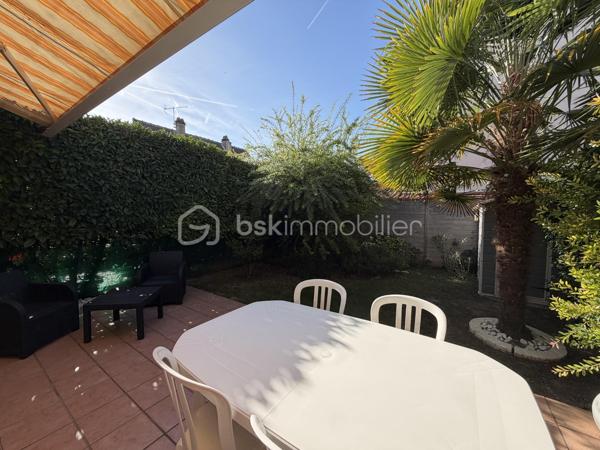 Charmant pavillon récent de 2001 de 87 m², parfaitement entretenu, sans aucun travaux à prévoir, sur un terrain de 159 m² avec garage attenant.



Au rez-de-chaussée :

Entrée ,  cuisine moderne entièrement aménagée et équipée, pièce de vie de 30m² lumineuse donnant accès à une terrasse et à un petit jardin paysager sans vis à vis exposé sud/ouest

WC avec lave-mains.

Garage attenant.



À l’étage :
Un palier avec placard

Trois chambres avec placards, dont une suite parentale avec baignoire.

Une Salle d’eau avec WC.



Équipements : visiophone connecté, alarme, store banne électrique,



Pavillon en copropriété de 11 lots donc 41,60 € de charge par mois.



À côté de toute commodité, des École et arrêt de bus dans un quartier calme pavillonnaire 





Ce pavillon allie confort moderne et fonctionnalité, idéal pour une vie familiale sereine.