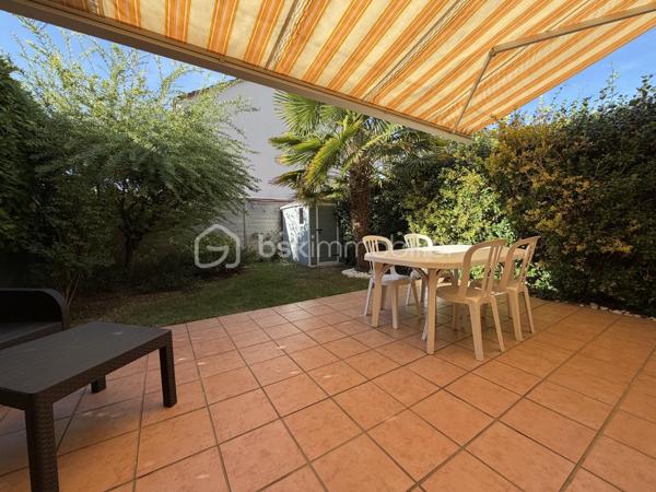 Charmant pavillon récent de 2001 de 87 m², parfaitement entretenu, sans aucun travaux à prévoir, sur un terrain de 159 m² avec garage attenant.



Au rez-de-chaussée :

Entrée ,  cuisine moderne entièrement aménagée et équipée, pièce de vie de 30m² lumineuse donnant accès à une terrasse et à un petit jardin paysager sans vis à vis exposé sud/ouest

WC avec lave-mains.

Garage attenant.



À l’étage :
Un palier avec placard

Trois chambres avec placards, dont une suite parentale avec baignoire.

Une Salle d’eau avec WC.



Équipements : visiophone connecté, alarme, store banne électrique,



Pavillon en copropriété de 11 lots donc 41,60 € de charge par mois.



À côté de toute commodité, des École et arrêt de bus dans un quartier calme pavillonnaire 





Ce pavillon allie confort moderne et fonctionnalité, idéal pour une vie familiale sereine.