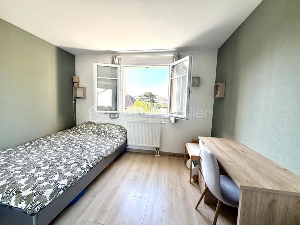Charmant pavillon récent de 2001 de 87 m², parfaitement entretenu, sans aucun travaux à prévoir, sur un terrain de 159 m² avec garage attenant.



Au rez-de-chaussée :

Entrée ,  cuisine moderne entièrement aménagée et équipée, pièce de vie de 30m² lumineuse donnant accès à une terrasse et à un petit jardin paysager sans vis à vis exposé sud/ouest

WC avec lave-mains.

Garage attenant.



À l’étage :
Un palier avec placard

Trois chambres avec placards, dont une suite parentale avec baignoire.

Une Salle d’eau avec WC.



Équipements : visiophone connecté, alarme, store banne électrique,



Pavillon en copropriété de 11 lots donc 41,60 € de charge par mois.



À côté de toute commodité, des École et arrêt de bus dans un quartier calme pavillonnaire 





Ce pavillon allie confort moderne et fonctionnalité, idéal pour une vie familiale sereine.