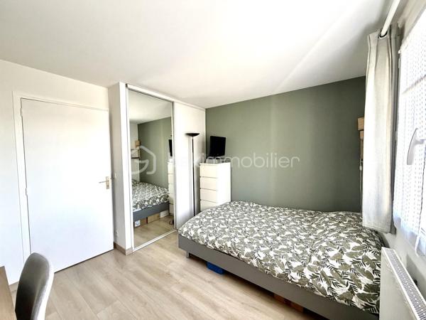 Charmant pavillon récent de 2001 de 87 m², parfaitement entretenu, sans aucun travaux à prévoir, sur un terrain de 159 m² avec garage attenant.



Au rez-de-chaussée :

Entrée ,  cuisine moderne entièrement aménagée et équipée, pièce de vie de 30m² lumineuse donnant accès à une terrasse et à un petit jardin paysager sans vis à vis exposé sud/ouest

WC avec lave-mains.

Garage attenant.



À l’étage :
Un palier avec placard

Trois chambres avec placards, dont une suite parentale avec baignoire.

Une Salle d’eau avec WC.



Équipements : visiophone connecté, alarme, store banne électrique,



Pavillon en copropriété de 11 lots donc 41,60 € de charge par mois.



À côté de toute commodité, des École et arrêt de bus dans un quartier calme pavillonnaire 





Ce pavillon allie confort moderne et fonctionnalité, idéal pour une vie familiale sereine.