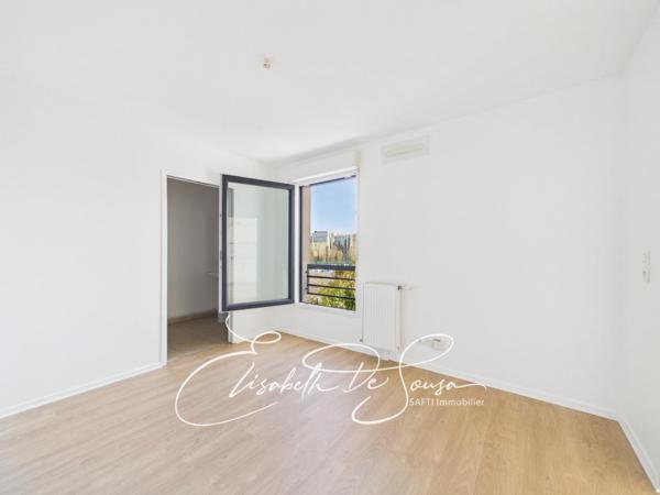 2 pièces dans immeuble récent